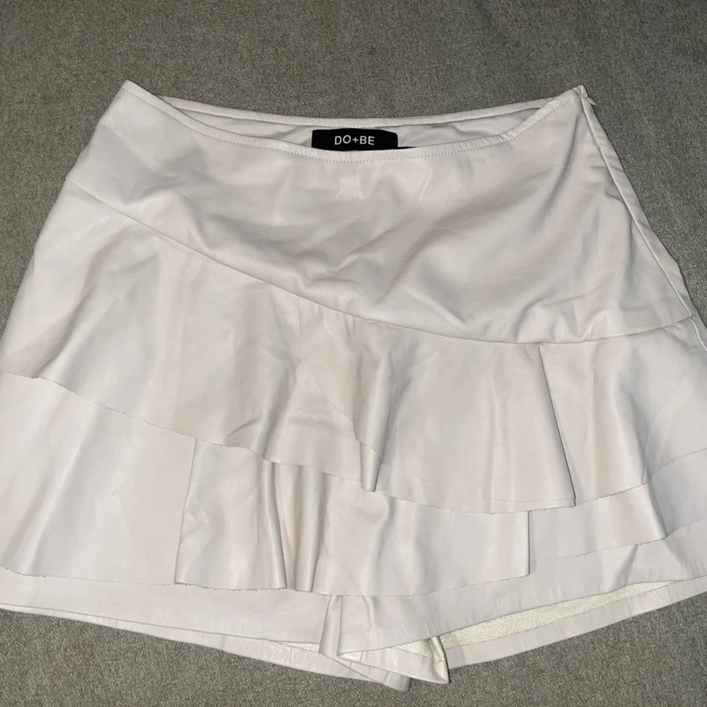 DO+BE Soft Cream Skort - Picture 1 of 4